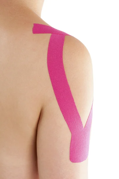 Kinesio fita no ombro feminino — Fotografia de Stock