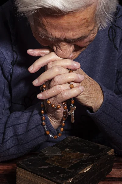 Avó rezando com rosário . — Fotografia de Stock