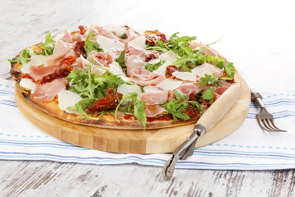 Kulinarisches Pizzaessen. — Stockfoto