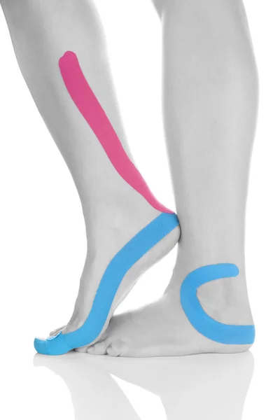 Kinesio tape på kvinnliga ben. — Stockfoto