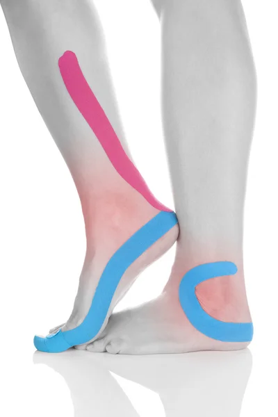 Стрічка Кінезіо на жіночій нозі . — стокове фото