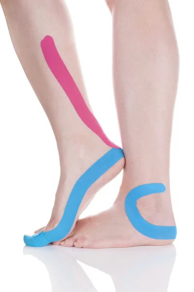 Стрічка Кінезіо на жіночій нозі . — стокове фото