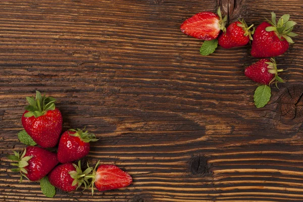 Rijpe aardbeien op rustieke houten bruine tafel. — Stockfoto