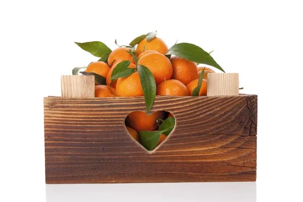 Świeże, dojrzałe mandarynki w drewnianej skrzyni. — Zdjęcie stockowe