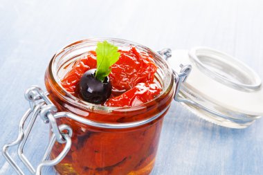 Kavanoza yağda kuru domates.