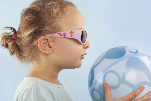 Zomer. Mooi klein meisje met bal en zonnebril. — Stockfoto
