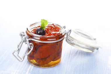 Kavanoza yağda kuru domates.