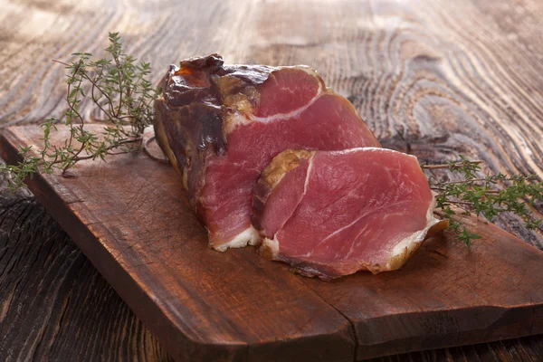 Traditionelles Räucherfleisch. — Stockfoto