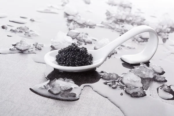 Schwarzer Kaviar auf Löffel. — Stockfoto