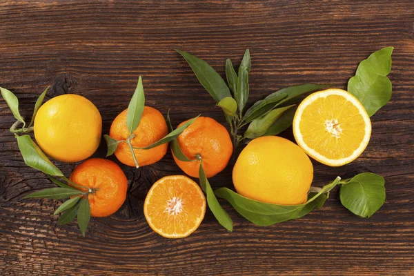 Čerstvé zralé mandarinky na dřevěný stůl. — Stock fotografie
