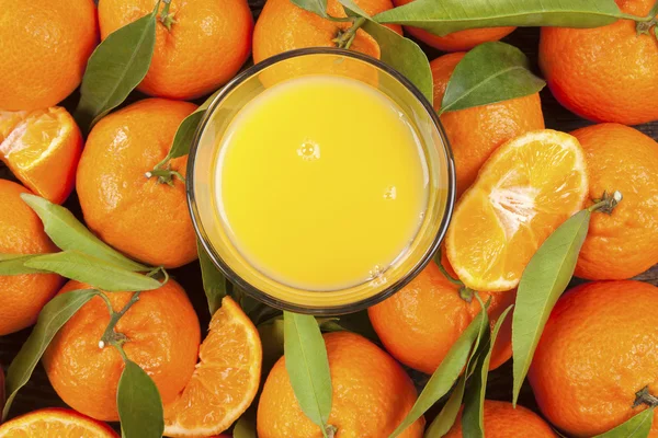 Fresh ripe mandarines on wooden table. — Stock Photo, Image