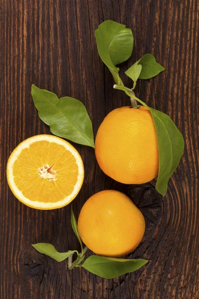 Naranjas maduras frescas sobre mesa de madera. — Foto de Stock