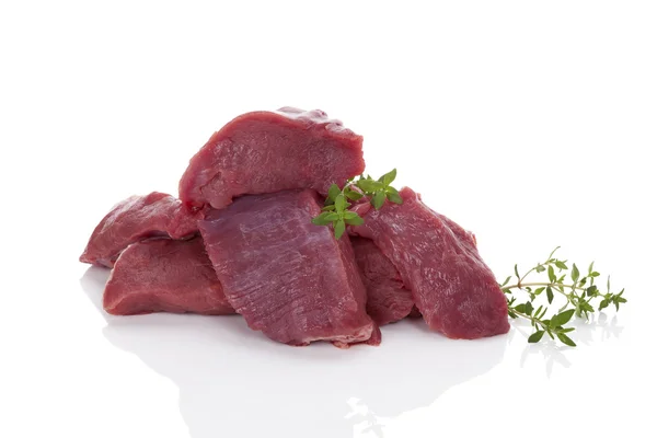 Hackad rå färskt nötkött bitar isolerade. — Stockfoto