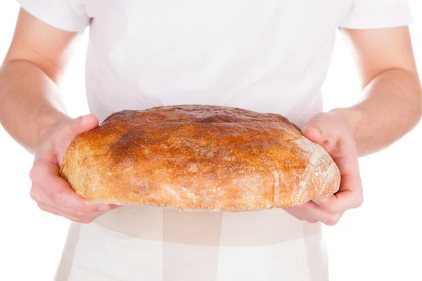 Baker memegang roti segar yang dibuat . — Stok Foto