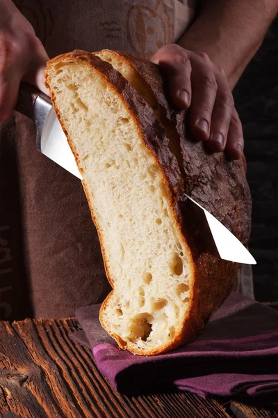 Baker memegang roti segar yang dibuat . — Foto Stok Gratis