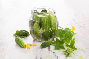 Cam kavanoz turşu korunmuş.