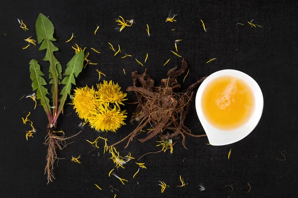 Dandelion background, herbal remedy. — Stock Photo, Image