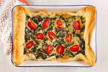 Vejetaryen ıspanaklı turta ya da peynirli ve domatesli kiş..