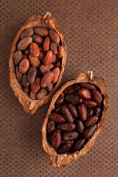 Неочищенные Очищенные Свежие Какао Бобы Стручке Коричневом Фоне Вид Сверху — стоковое фото