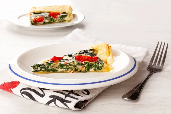 Vegetarische Quiche Een Stuk Taart Met Spinazie Tomaten Culinair Eten — Stockfoto