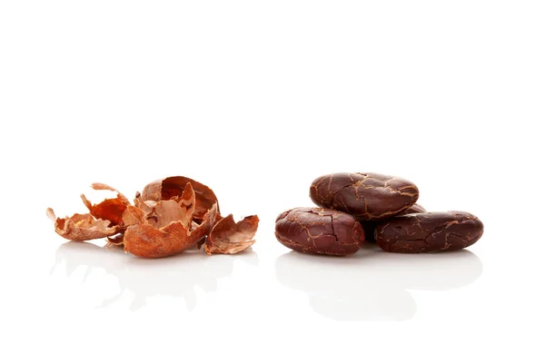 Haricots Cacao Frais Rôtis Pelures Isolées Sur Fond Blanc Superaliments — Photo