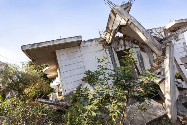 Huset Kollapsade Jordbävning — Stockfoto