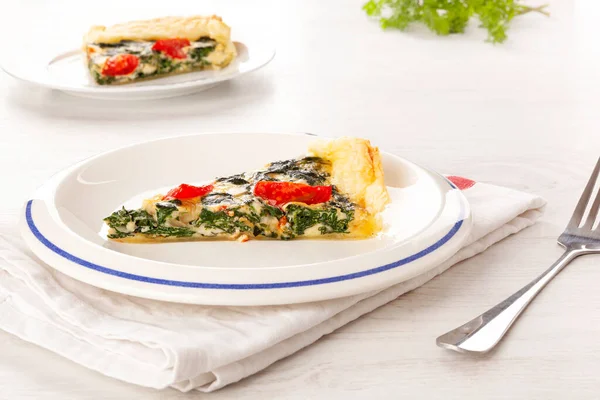 Een Stuk Taart Met Spinazie Tomaten Culinaire Vegetarische Gerechten — Stockfoto