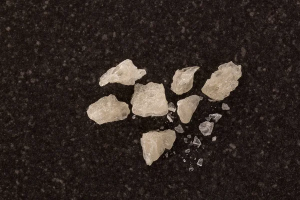 Siyah masada yukarıdan gelen MDMA kristalleri.