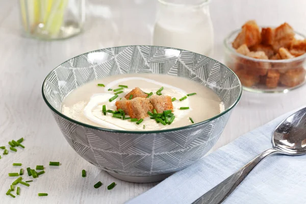 Sopa Creme Deliciosa Com Croutons Secos Cebolinha Fundo Rústico Alimentação — Fotografia de Stock
