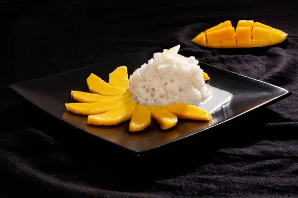 Khao Niew Mamuang Mango Sticky Rice Смачний Тайський Десерт Чорному — стокове фото