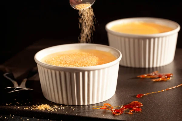 Creme Brulee Traditional French Vanilla Cream Dessert Teaspoon Falling Sugar — Stock Photo, Image
