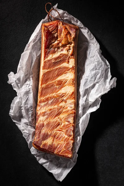 Gerookt Spekstuk Donkere Achtergrond Gourmet Culinair Vlees Eten — Stockfoto