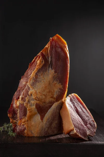Geräuchertes Fleisch Auf Schwarzem Hintergrund Mit Kräutern Natürliches Produkt Aus — Stockfoto