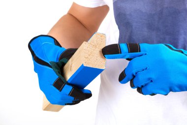 Elinde odun tutan yakışıklı bir zanaatkar. Ahşap Çalışması.