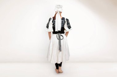 Geleneksel Slovak folklor kostümlü güzel kadın - kroj.