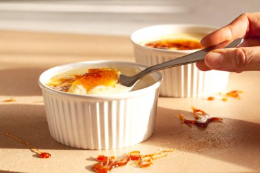 Creme brulee - geleneksel Fransız vanilya kremalı tatlı üzerine karamelize şeker..