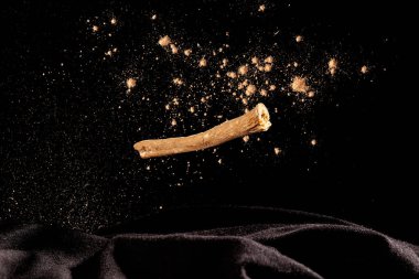 Ashwahadha, şifalı bitki. Adaptojen, besin takviyesi, süper yiyecek. Somnifera ile.