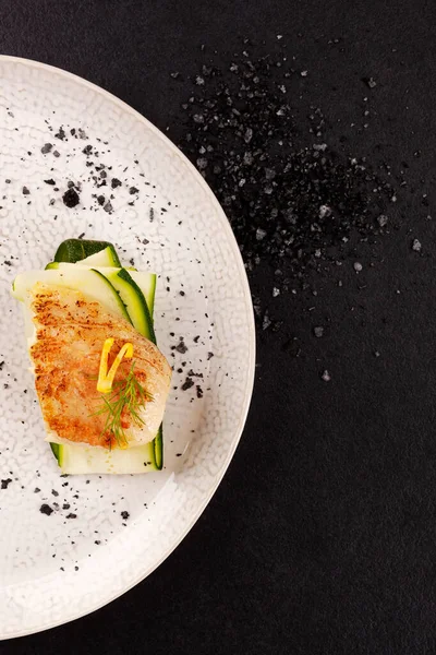 Filet Poisson Grillé Sur Des Tranches Courgettes Avec Sel Lave — Photo