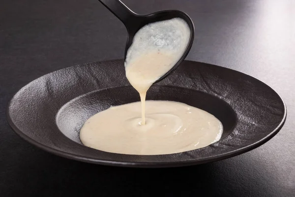 Verter Sopa Crema Plato Oscuro Sobre Fondo Negro Desde Arriba — Foto de Stock