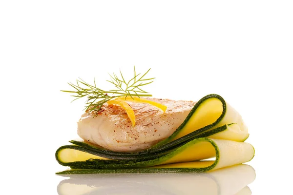 Filetto Pesce Alla Griglia Fette Zucchina Con Aneto Limone Isolato — Foto Stock