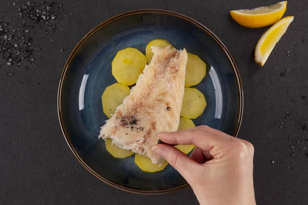 Filetto Pesce Alla Griglia Con Patate Sale Lavico Fondo Scuro — Foto Stock