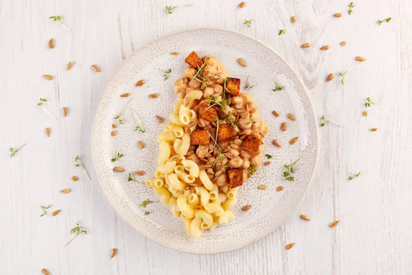 Nohutlu Lezzetli Makarna Tofu Taze Bitkiler Mutfak Vejetaryeni Yiyor — Stok fotoğraf