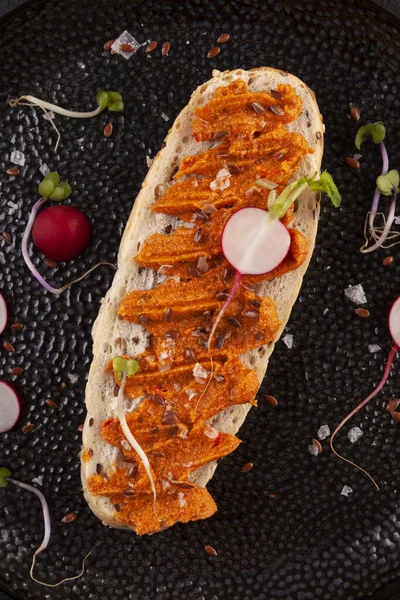 Baguette Integrale Sana Con Diffusione Pepe Ajvar Delizioso Piatto Peperoni — Foto Stock