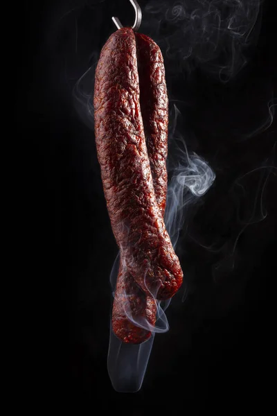 ブナの木から煙でソーセージを喫煙する伝統的な方法 化学物質や防腐剤なしの食品 — ストック写真