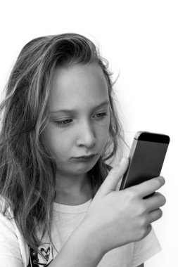 Güzel üzgün kız utançla, öfkeyle ve hayal kırıklığıyla selfie çekiyor. Siber ortamda zorbalık.