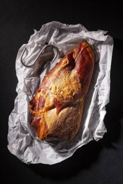 Yukarıdan siyah arka planda füme domuz eti. Gurme aşçı eti yemek..