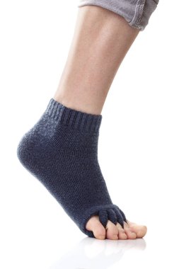Nasır, hallux valgus. Beyaz arkaplanda ayrı çoraplar.