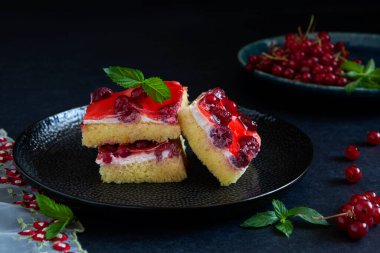 Beyaz kremalı, böğürtlenli ve üzümlü nefis ev yapımı kek...