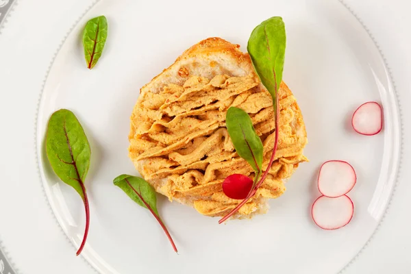 Tartinade Légumes Sur Pain Avec Radis Sur Plaque Blanche Haut — Photo