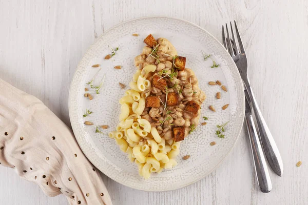 Nohutlu Lezzetli Makarna Tofu Taze Bitkiler Mutfak Vejetaryeni Yiyor — Stok fotoğraf